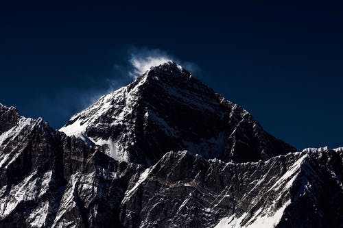 雪在蓝天下的山峰 · 免费素材图片