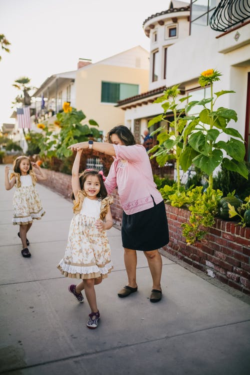 母亲与女儿在街上跳舞 · 免费素材图片