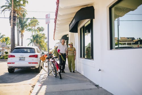 在人行道上行走的老年夫妇 · 免费素材图片