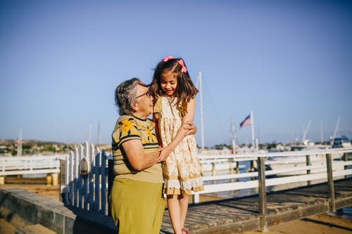 奶奶和孙女站在岸上 · 免费素材图片