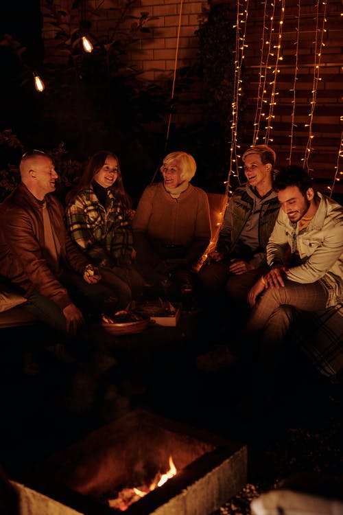 家庭在黑暗的后院篝火晚会聚会 · 免费素材图片