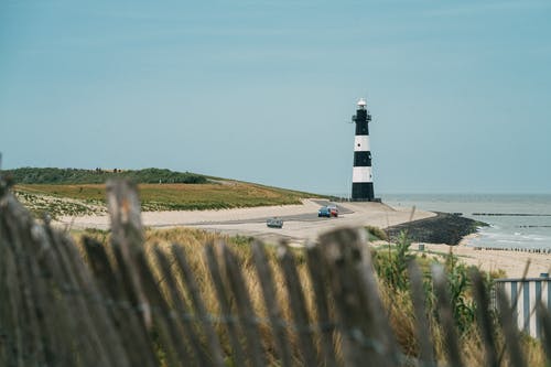 海上海岸线上的孤独灯塔 · 免费素材图片