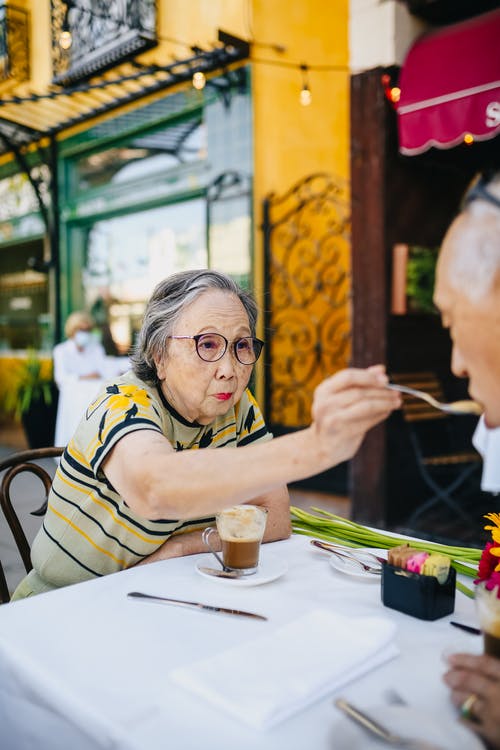 年长的夫妇吃早餐 · 免费素材图片