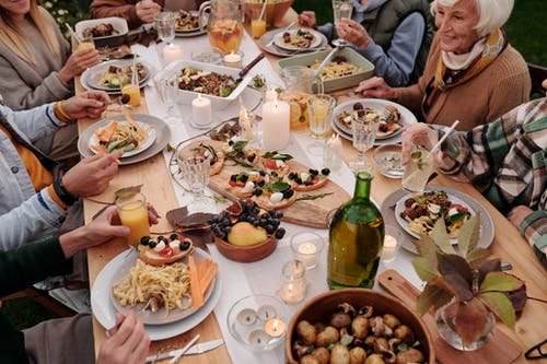 家庭聚会在节日的餐桌 · 免费素材图片