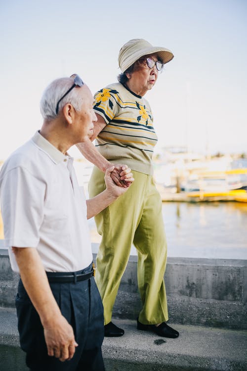 老年夫妇，在海湾边散步 · 免费素材图片