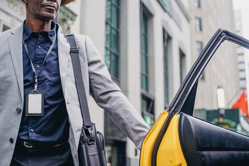 黄色出租车成熟的黑人开门 · 免费素材图片