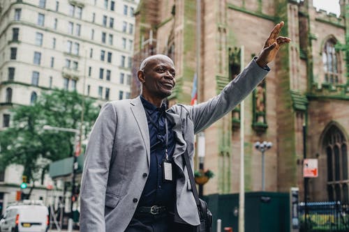 积极的黑人男子，用手在大街上 · 免费素材图片