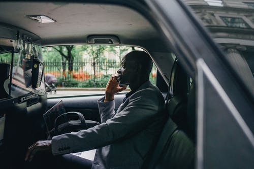 黑商人浅谈汽车中的智能手机 · 免费素材图片