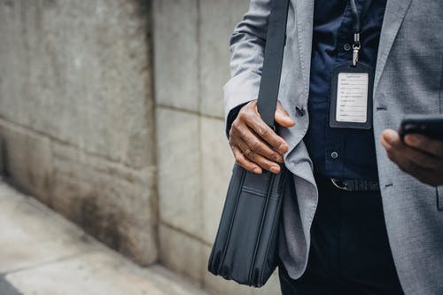 在大街上不露面黑人经理网上冲浪 · 免费素材图片