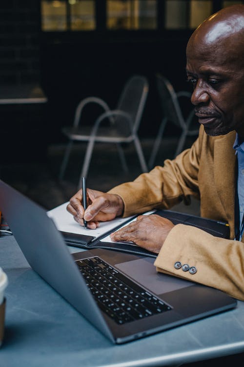 集中在咖啡馆的笔记本电脑上工作的非洲裔美国人 · 免费素材图片