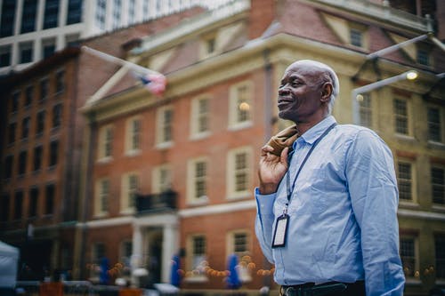 站在城市街道上的积极黑人商人 · 免费素材图片