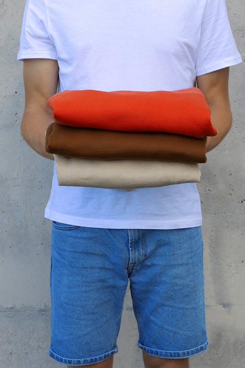 白色和橙色衬衫和蓝色牛仔牛仔裤的人 · 免费素材图片