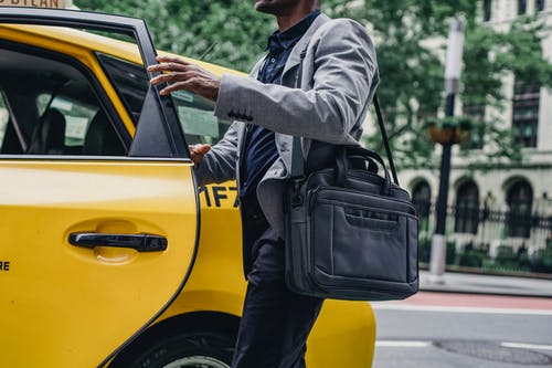 黑人男子穿着优雅的出租车 · 免费素材图片