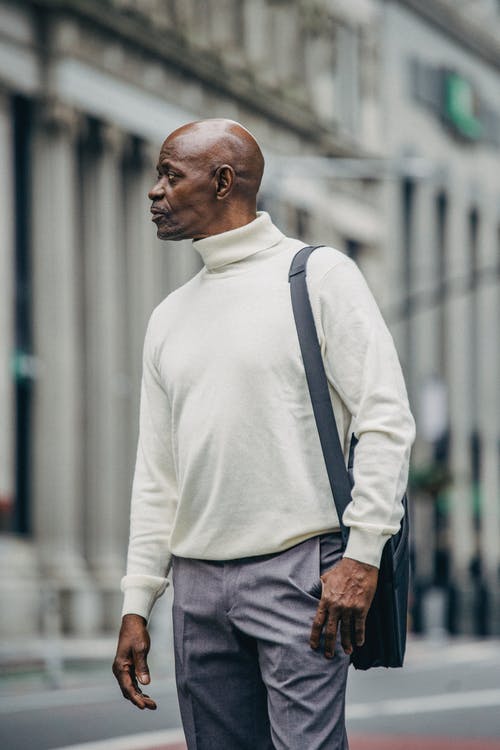 站在城市人行道上的黑人男子 · 免费素材图片