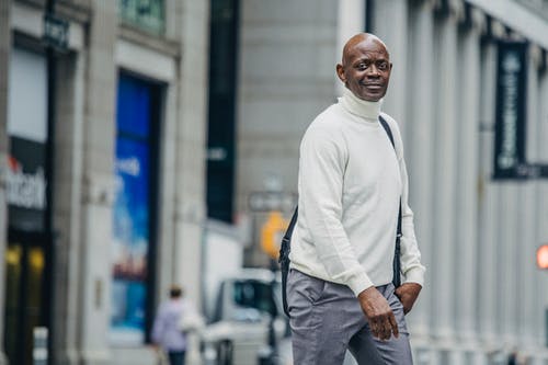 市中心的黑人过马路 · 免费素材图片