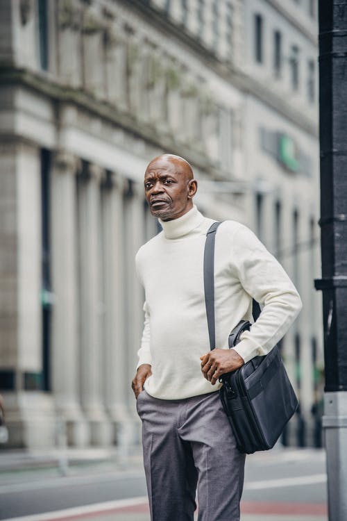 冷静站在现代城市的路边的黑人男子 · 免费素材图片
