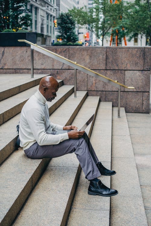 与膝上型计算机的黑商人在台阶 · 免费素材图片