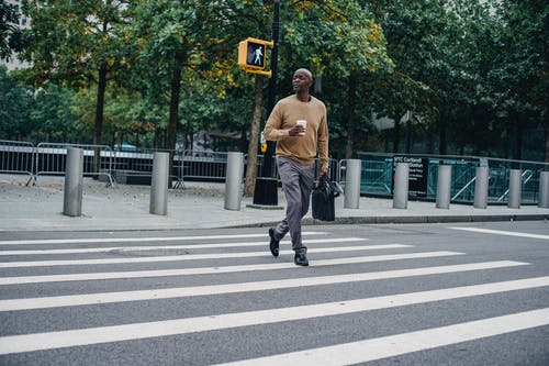 在人行横道上行走的黑人男子 · 免费素材图片