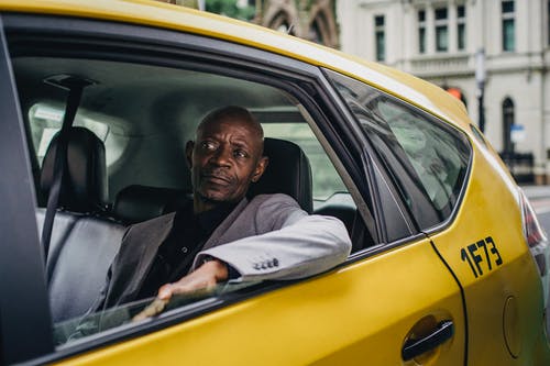 坐在出租车的成熟黑人 · 免费素材图片
