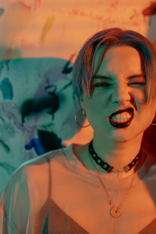 白船员领衬衫的女人 · 免费素材图片