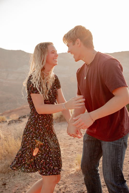 激动的夫妇在夏天在沙漠中获得乐趣 · 免费素材图片
