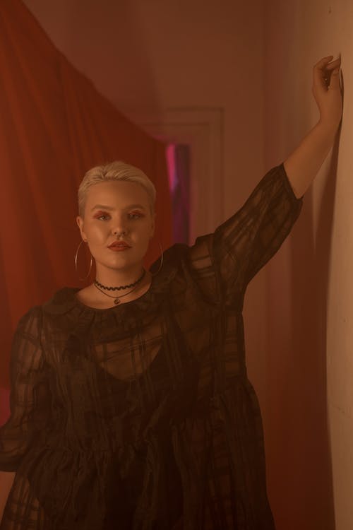 黑色圆领衬衫的女人 · 免费素材图片