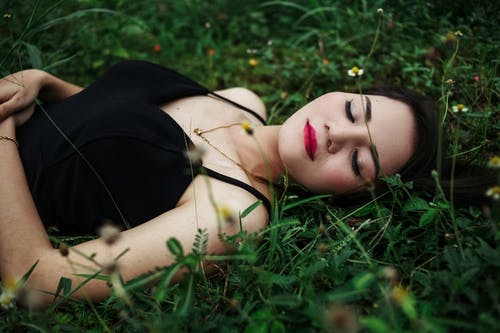 搁在草坪上的亮妆的时尚女人 · 免费素材图片