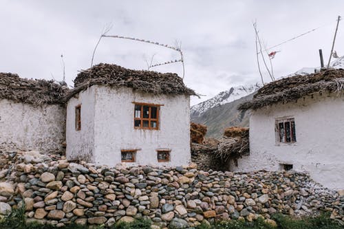 山区地形破旧的石头小屋 · 免费素材图片