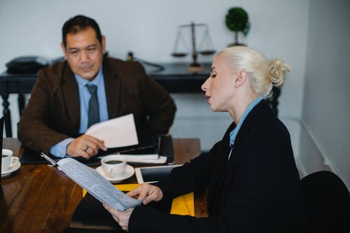 有种族同事的女实业家在办公室 · 免费素材图片