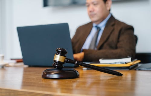 在办公室里在笔记本电脑上工作的亚洲法官作物 · 免费素材图片