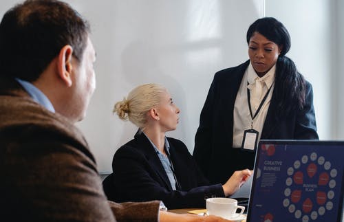 组的多种族的同事在办公室一起工作 · 免费素材图片