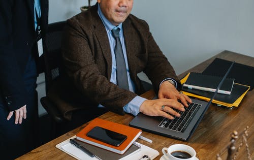 从事项目工作时使用上网本的同事 · 免费素材图片