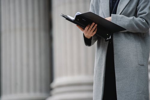 作物不露面女商人在大街上读书 · 免费素材图片