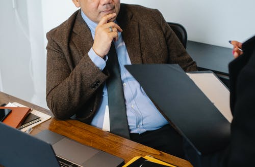 裁剪无法识别的同事在办公室分析文件 · 免费素材图片