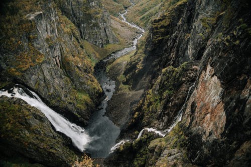 陡峭的山地瀑布 · 免费素材图片