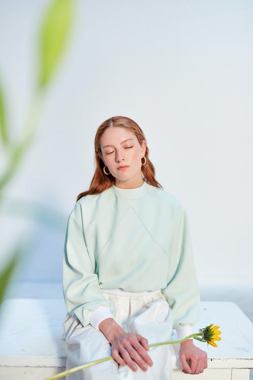 白色礼服衬衫的女人 · 免费素材图片