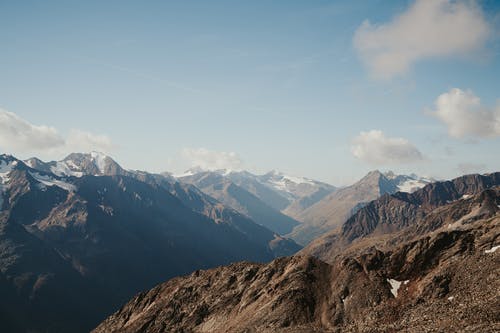 多雪的山顶多山的地形 · 免费素材图片