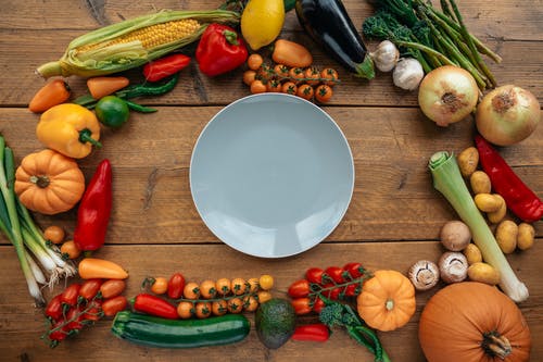 新鲜健康的蔬菜，组成与白板的桌子上 · 免费素材图片