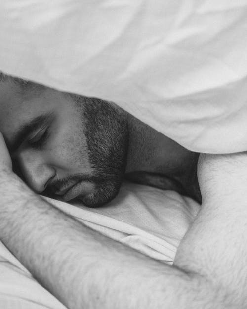宁静的人睡在毯子下 · 免费素材图片