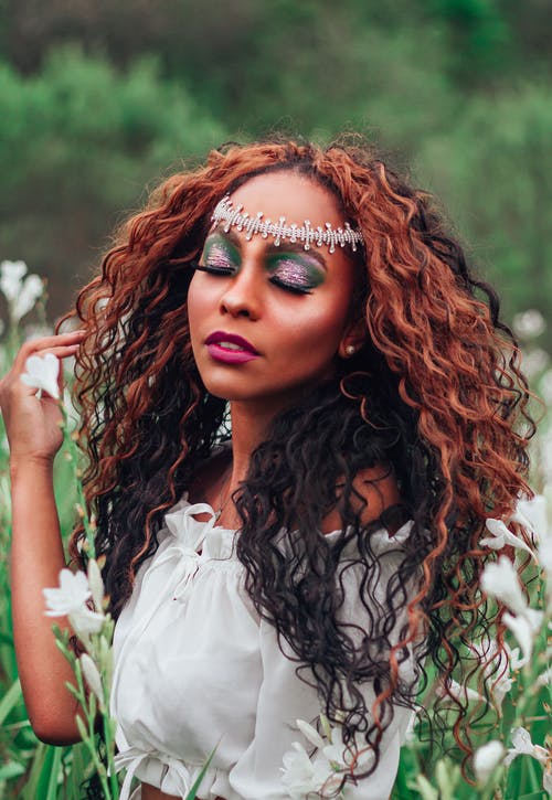 种族妇女在开花的草甸 · 免费素材图片