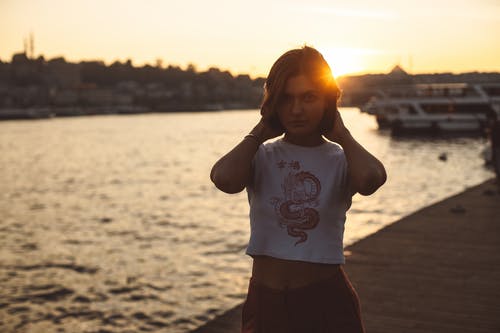 有关中空裝, 女人, 抚摸头发的免费素材图片