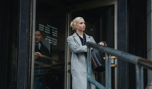 梦幻般的女人，与亚洲人背后的入口门附近 · 免费素材图片