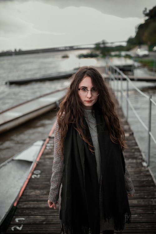 有关咖啡色头发的女人, 围巾, 大衣的免费素材图片