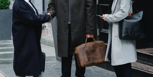 握手的外套的时髦的商人 · 免费素材图片