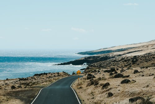 空路沿海边的岩石海岸线 · 免费素材图片