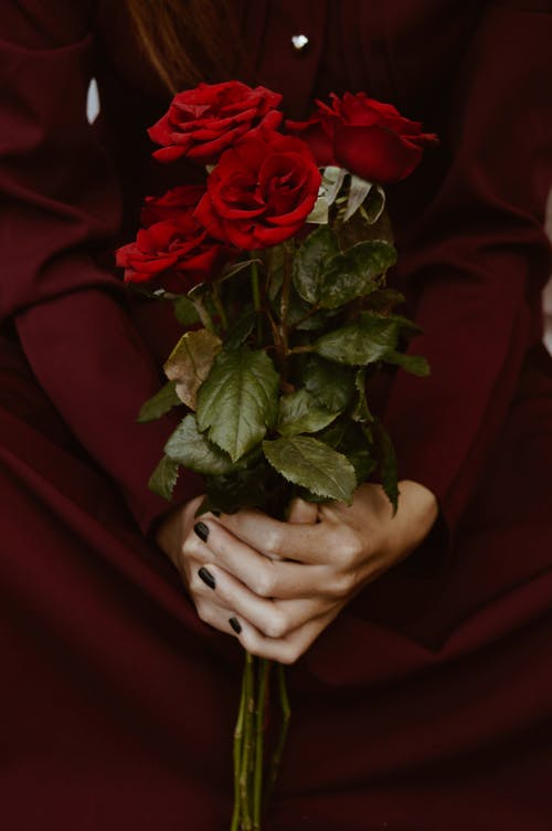 用新鲜的玫瑰花束的匿名女人 · 免费素材图片