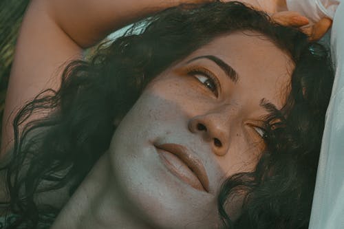 有关个性, 举手, 举起手臂的免费素材图片