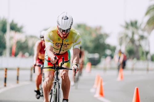 比赛中运动员骑自行车背后无法识别的竞争对手 · 免费素材图片