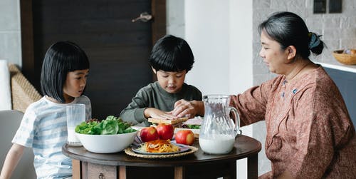 亚洲女人为孩子们准备健康的早餐 · 免费素材图片