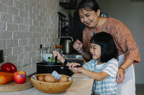 亚洲女人与孙女准备食物 · 免费素材图片